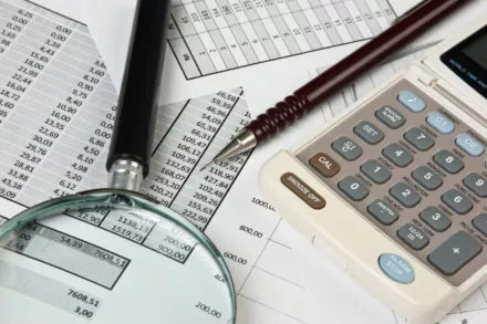 documents administratifs, loupe & calculatrice