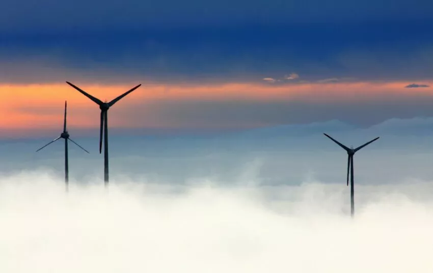 éoliennes dans les nuages