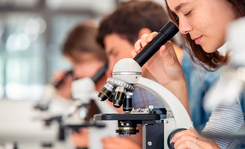 Emplois scientifiques en 2025 : alerte ou progrès ?